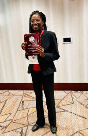 Elizabeth Asiedu receiving Cecilia Conrad Impactful Mentor Award